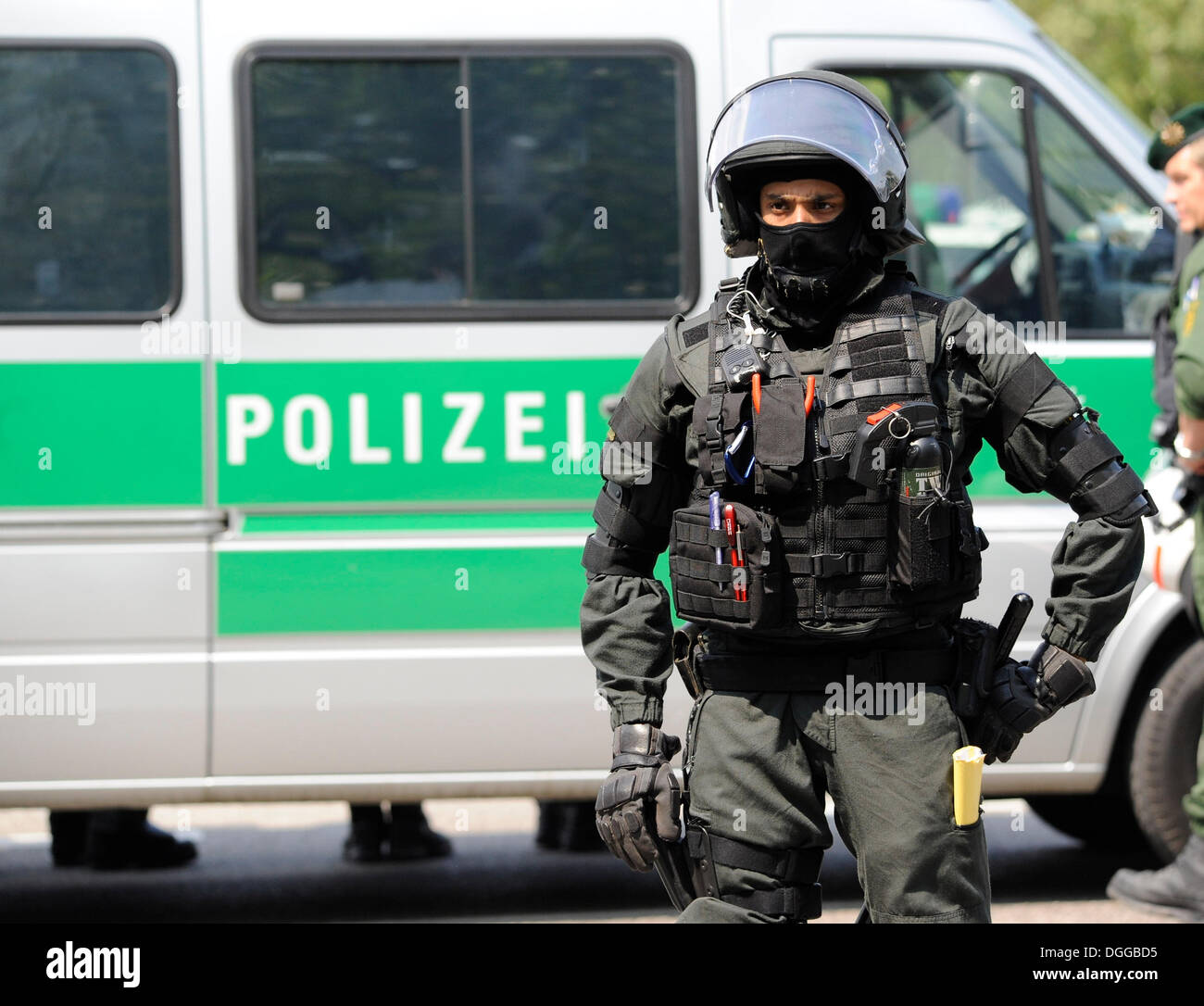 1 maggio rally, un ufficiale di polizia dalla speciale task force, Heilbronn, Baden-Wuerttemberg Foto Stock