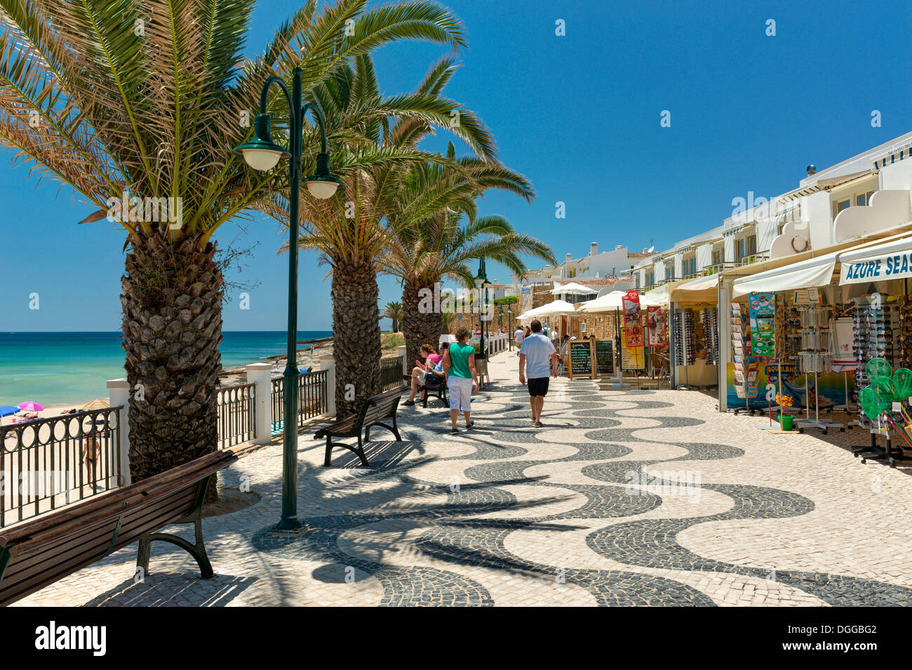 Il Portogallo, Algarve occidentale, Praia da Luz resort promenade Foto Stock