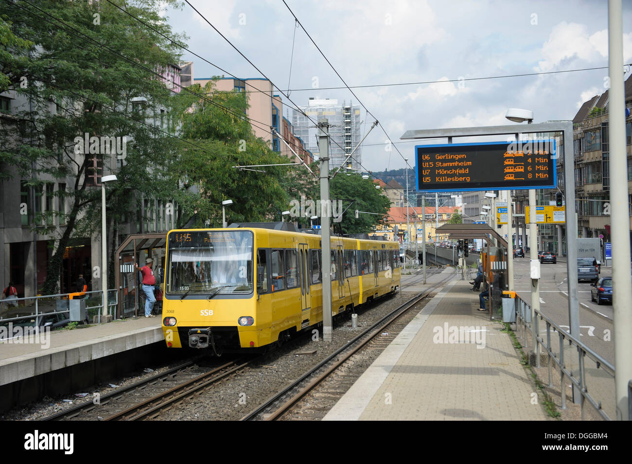 Stadtbahn, della linea light rail, linea U 15, proveniente dalla piazza Charlottenplatz alla fermata 'Olgaeck', Stoccarda, Baden-Wuerttemberg Foto Stock
