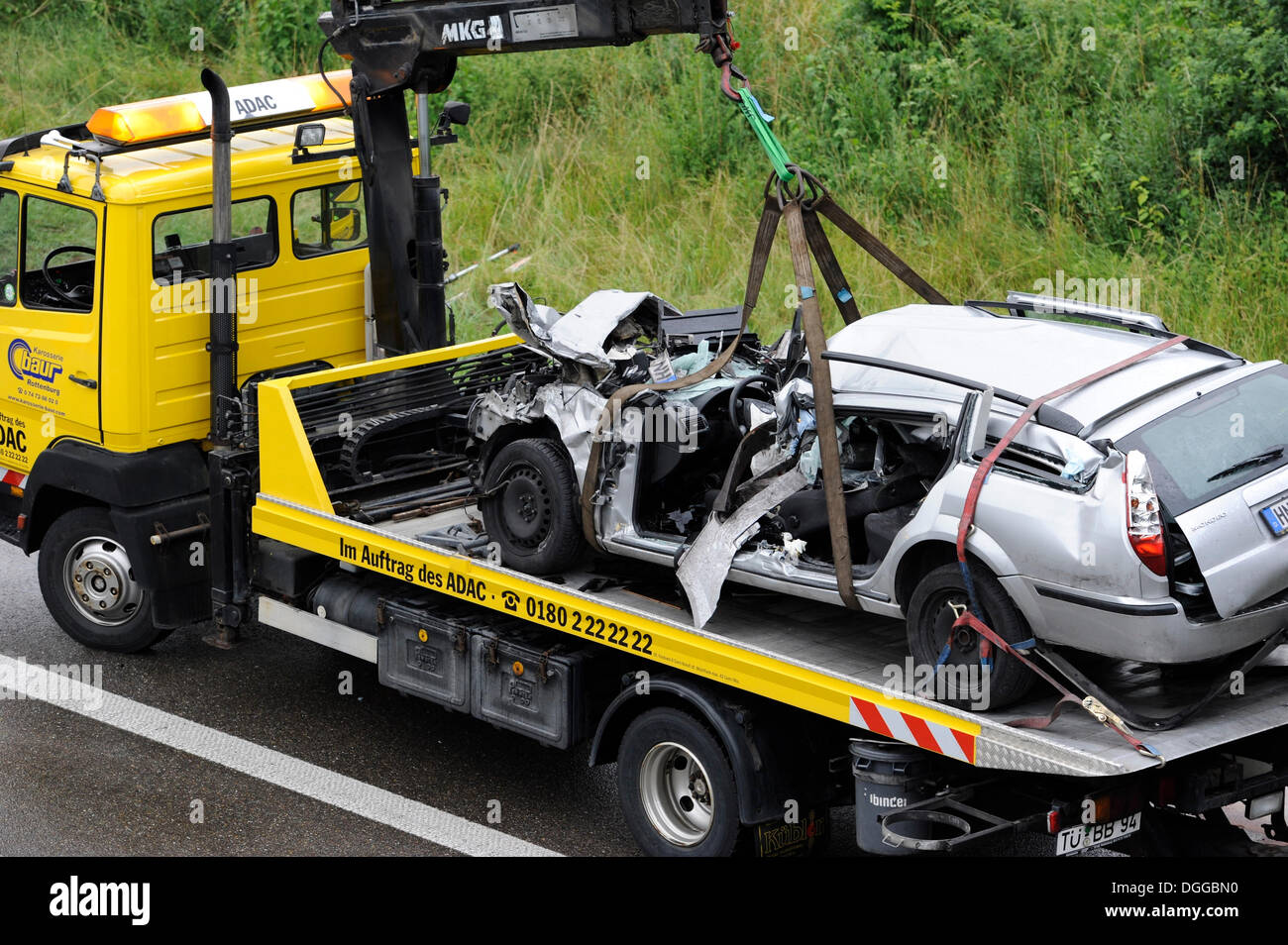 Una Ford Mondeo è messo sul carrello di traino dopo una collisione nella parte posteriore sulla A 81, Rotenburg am Neckar, Baden-Wuerttemberg Foto Stock
