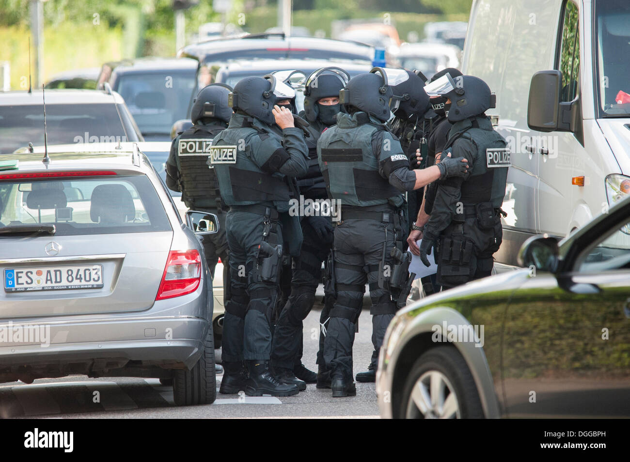 Il tedesco del team SWAT arresto di un uomo che ha minacciato la moglie con una pistola, Leinfelden-Echterdingen, Baden-Wuerttemberg Foto Stock