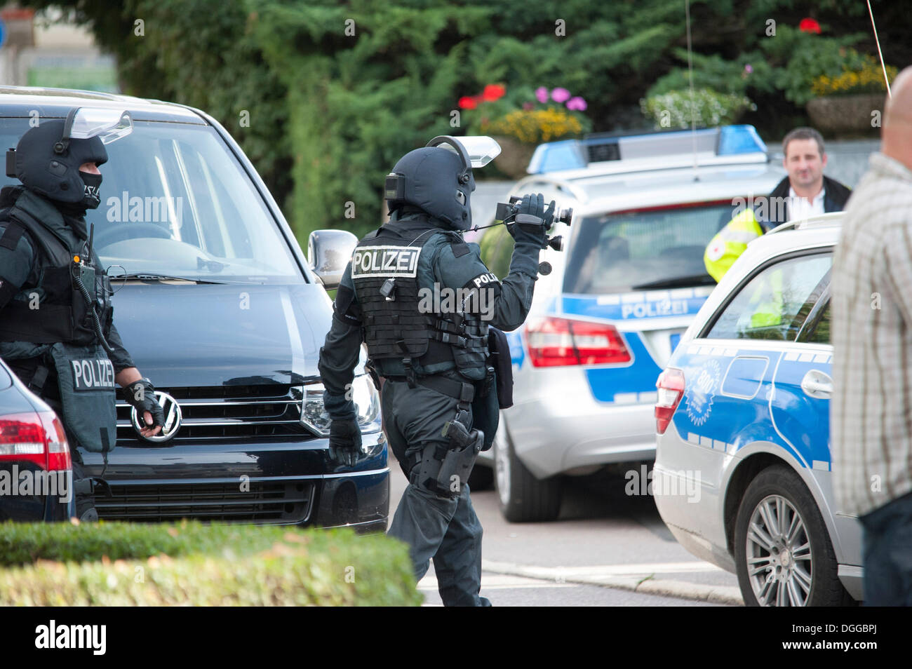 Il tedesco del team SWAT arresto di un uomo che ha minacciato la moglie con una pistola, Leinfelden-Echterdingen, Baden-Wuerttemberg Foto Stock
