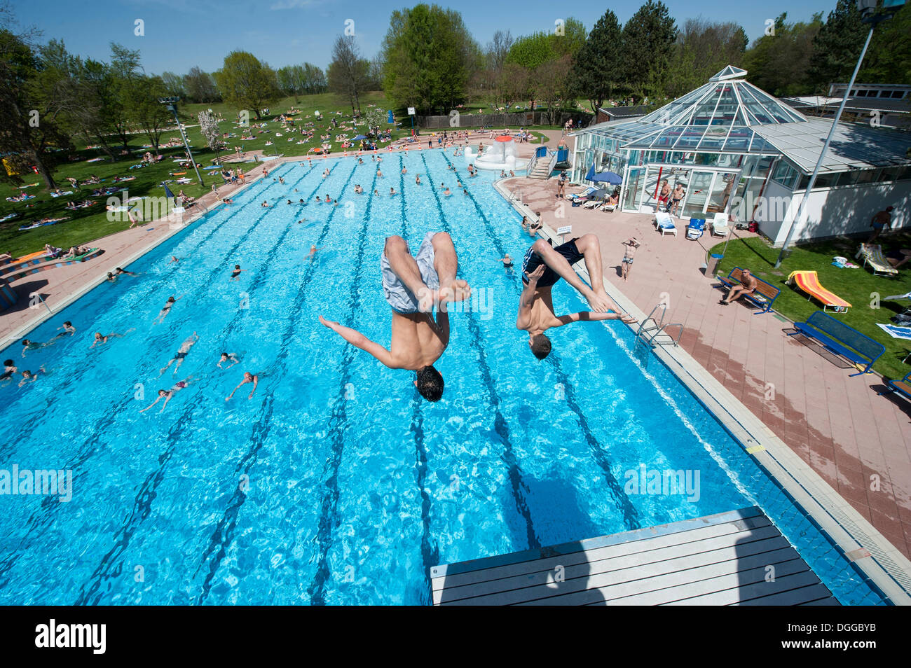 Ragazzi tuffarsi in una piscina pubblica, Moehringer Freibad, Stoccarda, Baden-Wuerttemberg Foto Stock