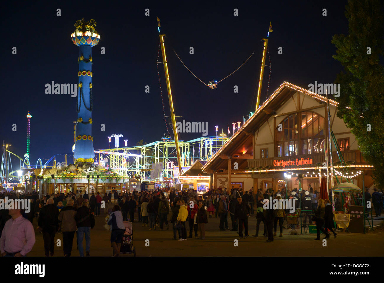 Vista del Cannstatter Volksfest fair, corse, luna park, birra tende, persone con la colonna di frutta, Stoccarda, Baden-Wuerttemberg Foto Stock