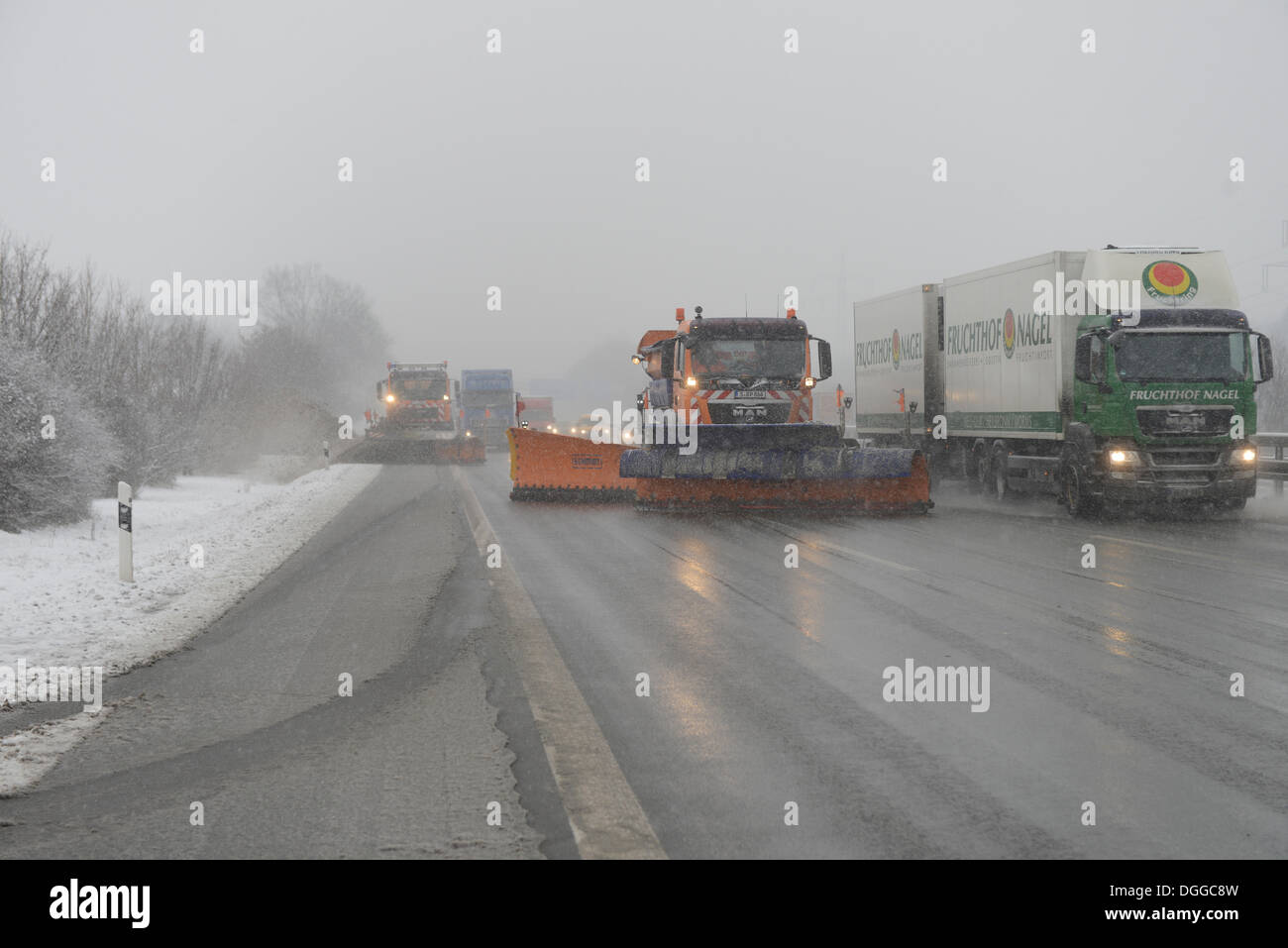 Neve veicolo dall'autostrada autorità di manutenzione durante il funzionamento sull'autostrada A8, Wendlingen, Baden-Württemberg Foto Stock