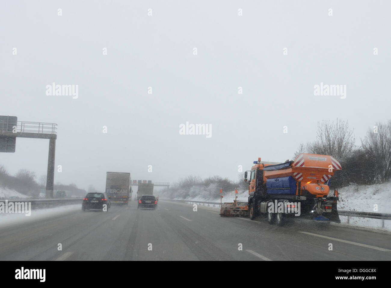Neve veicolo dall'autostrada autorità di manutenzione durante il funzionamento sull'autostrada A8, Wendlingen, Baden-Württemberg Foto Stock