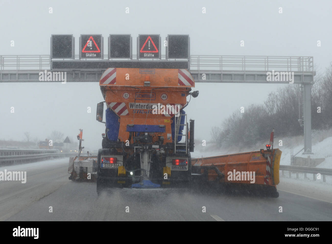 Neve veicolo dall'autostrada autorità di manutenzione durante il funzionamento sull'autostrada A8, Wendlingen, Baden-Württemberg Foto Stock