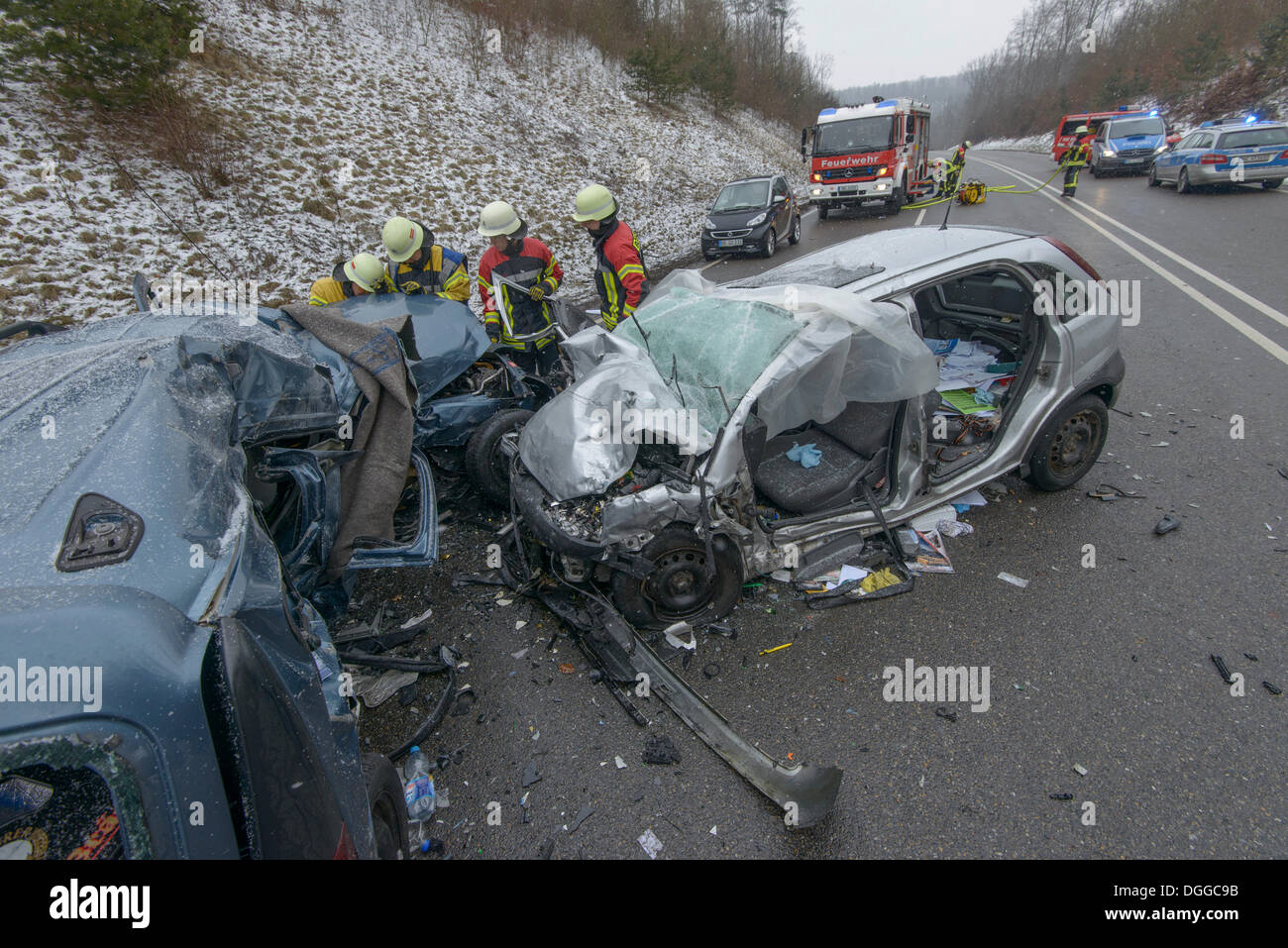 Collisione frontale di una Dacia Logan con un Opel Corsa, soccorsi al sito incidente, Böblingen, Baden-Württemberg Foto Stock