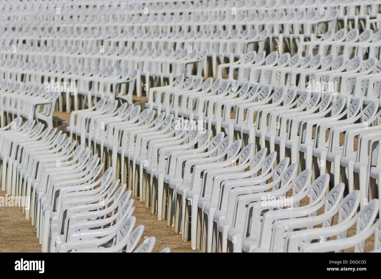 Sedie in plastica bianca disposti in righe un concerto all'aperto, area di Dresda Foto Stock