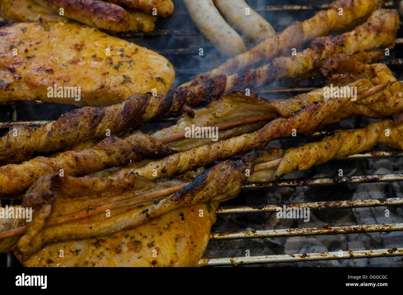 Carne alla griglia su un barbecue Foto Stock