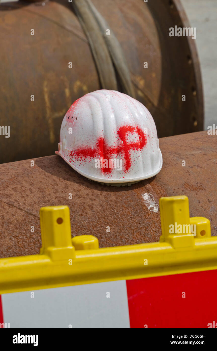 Casco di sicurezza di un lavoratore su una tubazione di scarico, Dresda, Sassonia Foto Stock