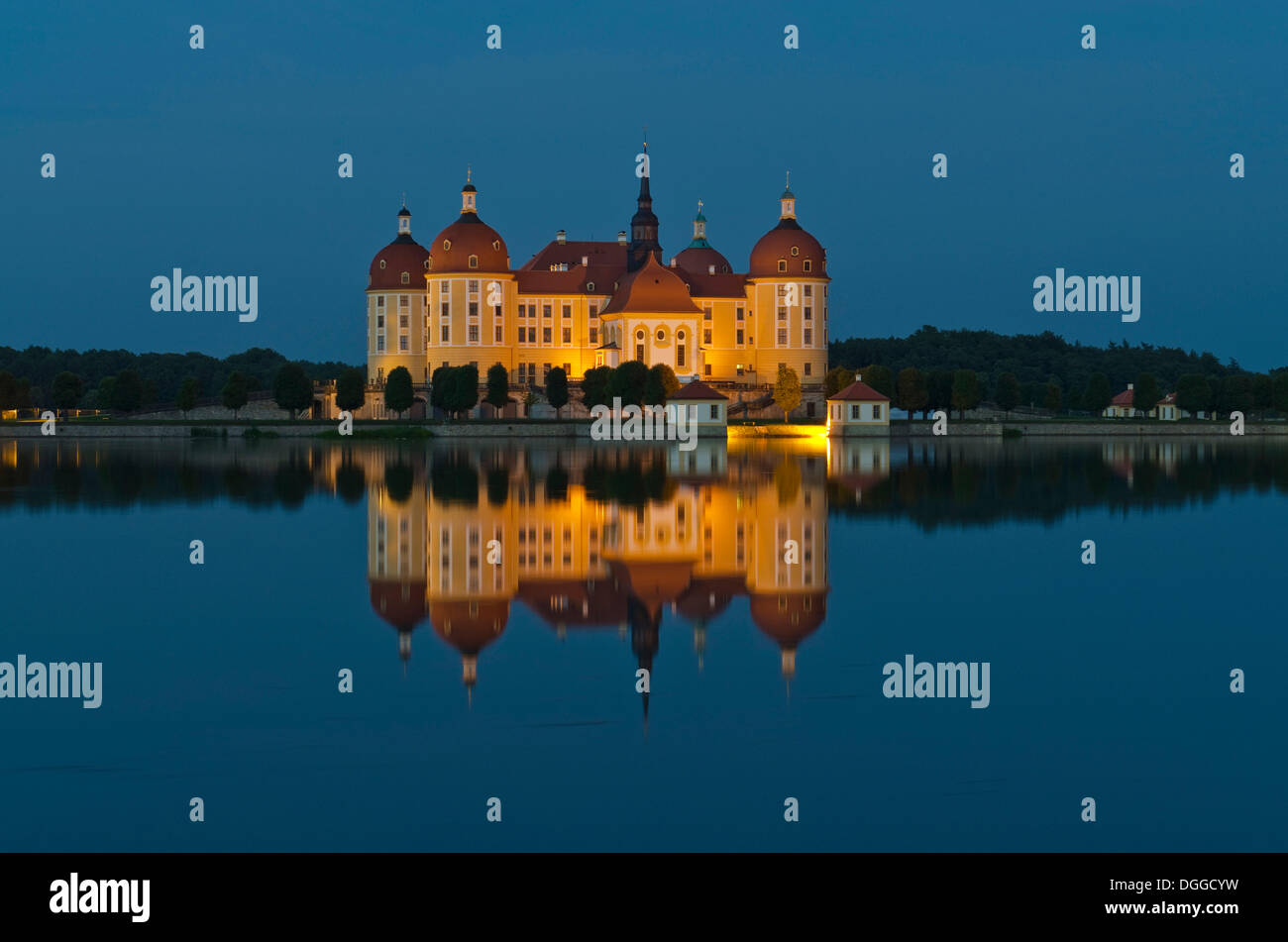 'Schloss Moritzburg' durante la notte, un ex castello per festeggiare la caccia, situato a 10 km fuori della città a Dresda nel mezzo di Foto Stock