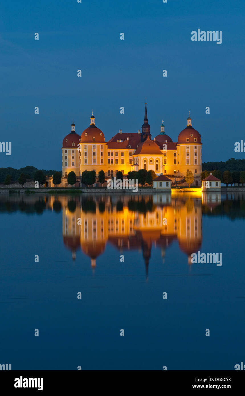 'Schloss Moritzburg' durante la notte, un ex castello per festeggiare la caccia, situato a 10 km fuori della città a Dresda nel mezzo di Foto Stock