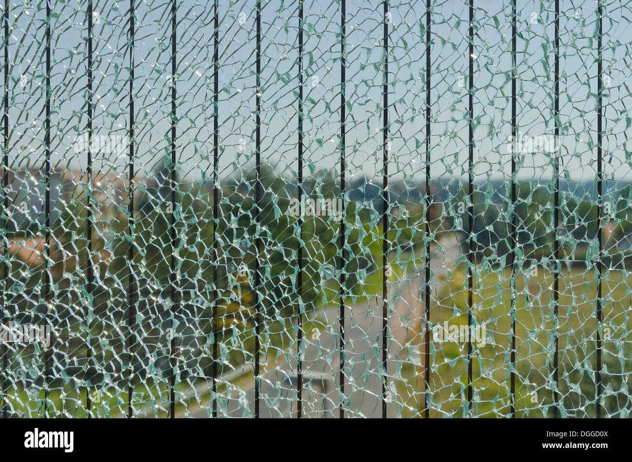 Il vetro rotto di uno schermo di sicurezza lungo una strada che attraversa un ponte, Dresda, Sassonia Foto Stock