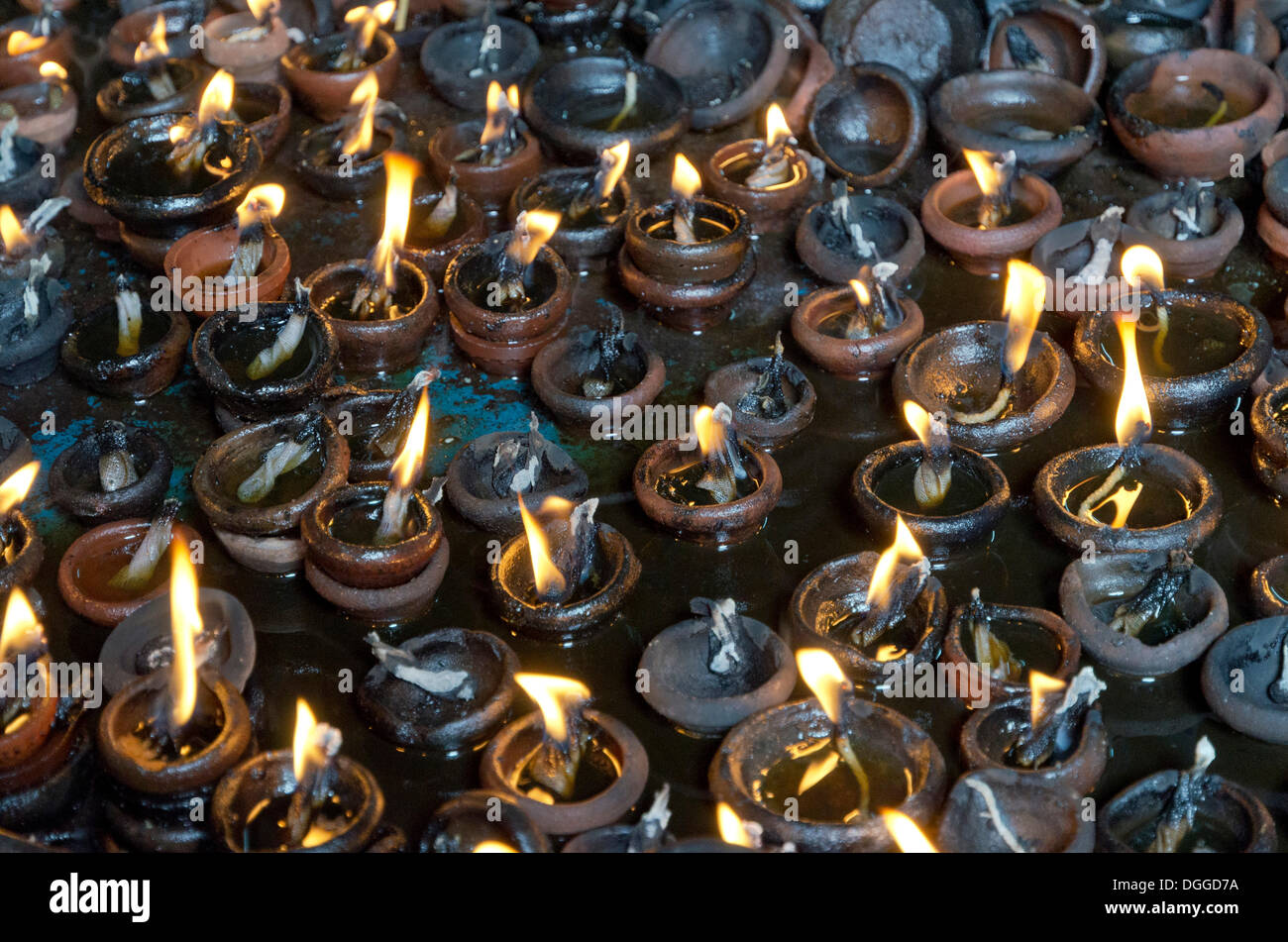 Centinaia di un poco di olio le lampade che ardono all'interno del tempio Menakshi-Sundareshwara a Madurai, India, Asia Foto Stock