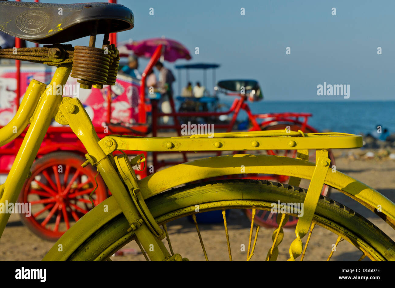 Giallo bicicletta e mobile di gelato-bancarelle presso la spiaggia di Pondicherry, India, Asia Foto Stock