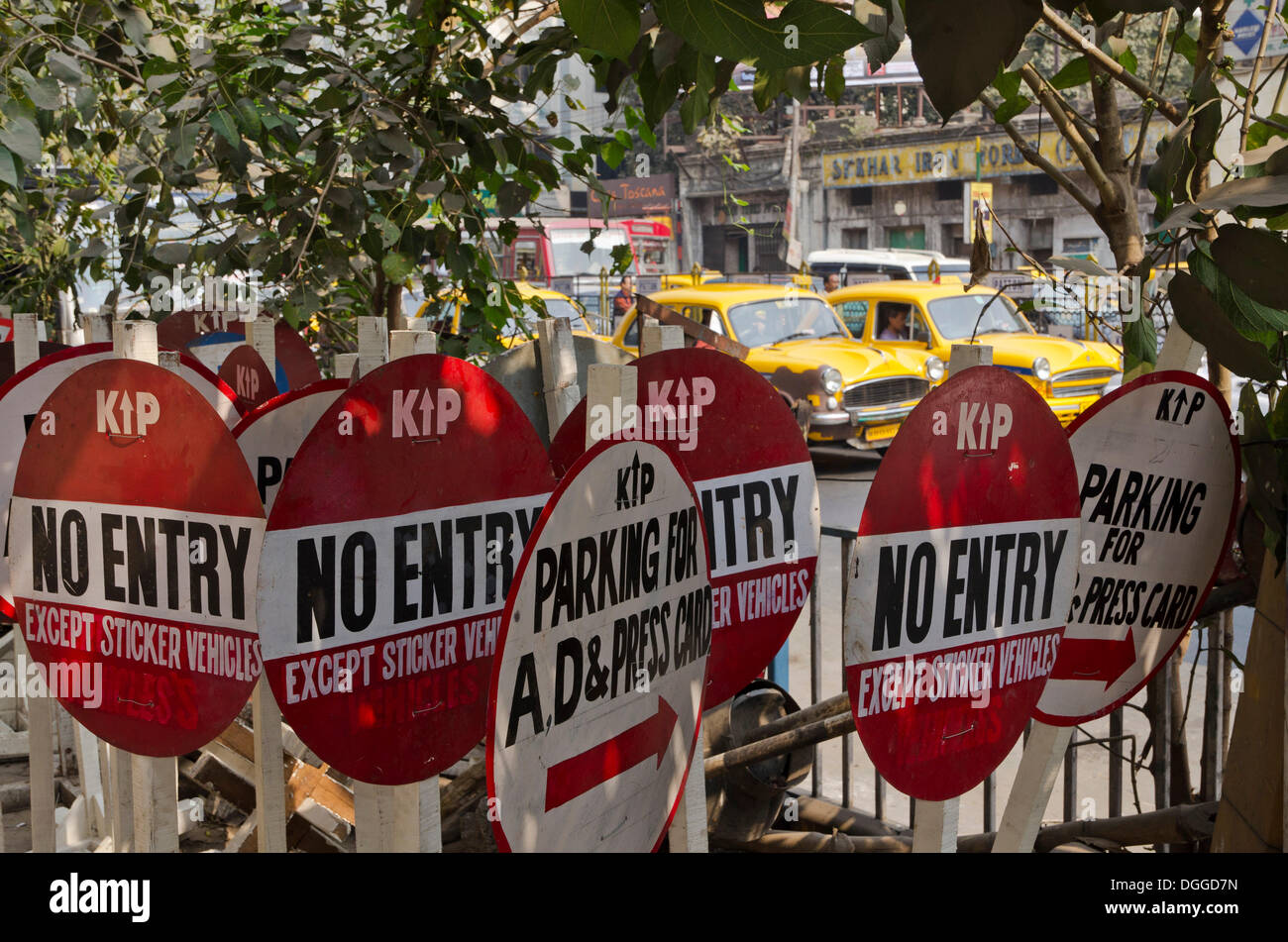 'Nessuna voce' e 'Parcheggio' segni di traffico, Calcutta, India, Asia Foto Stock