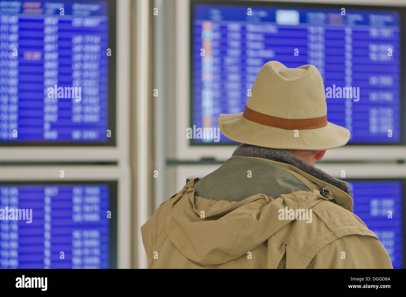 L'uomo con il cappello a studiare l'orario all'Aeroporto Internazionale di Francoforte, Francoforte Hesse Foto Stock