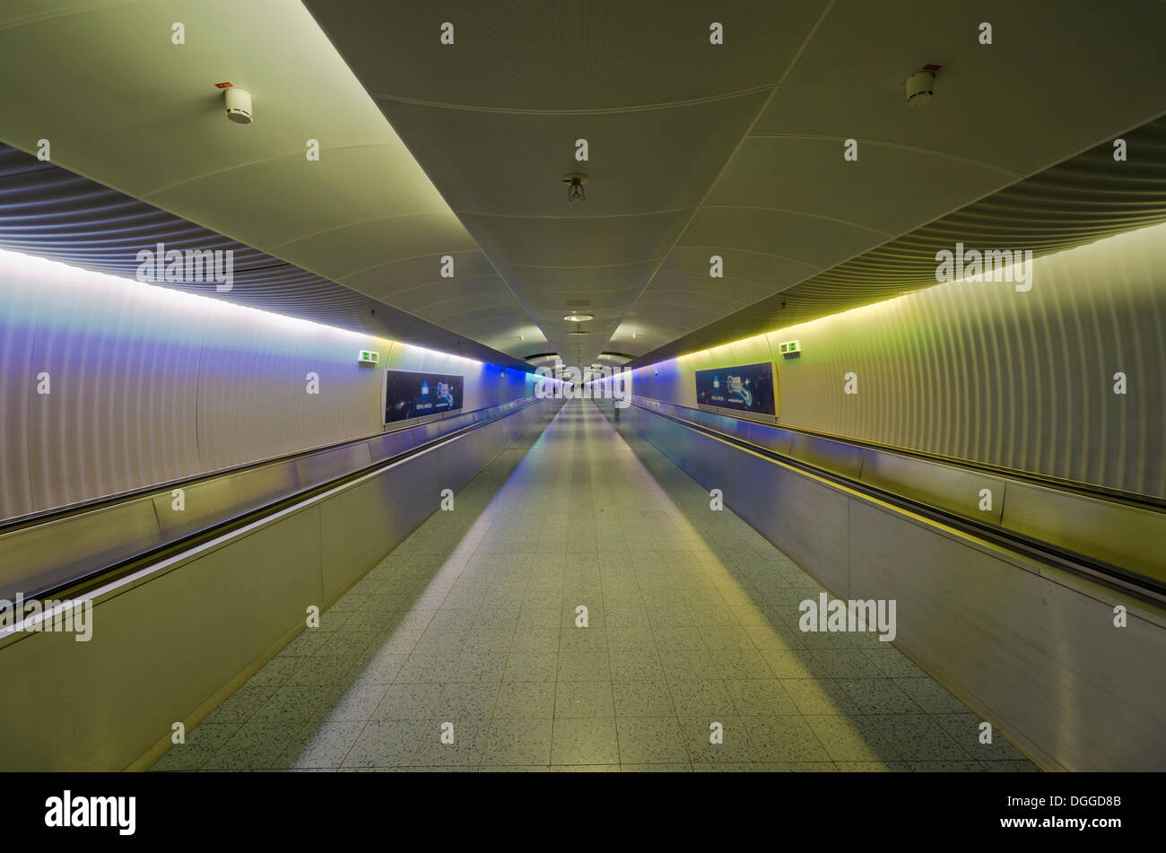 Tunnel tra terminali all'Aeroporto Internazionale di Francoforte, Francoforte Hesse Foto Stock