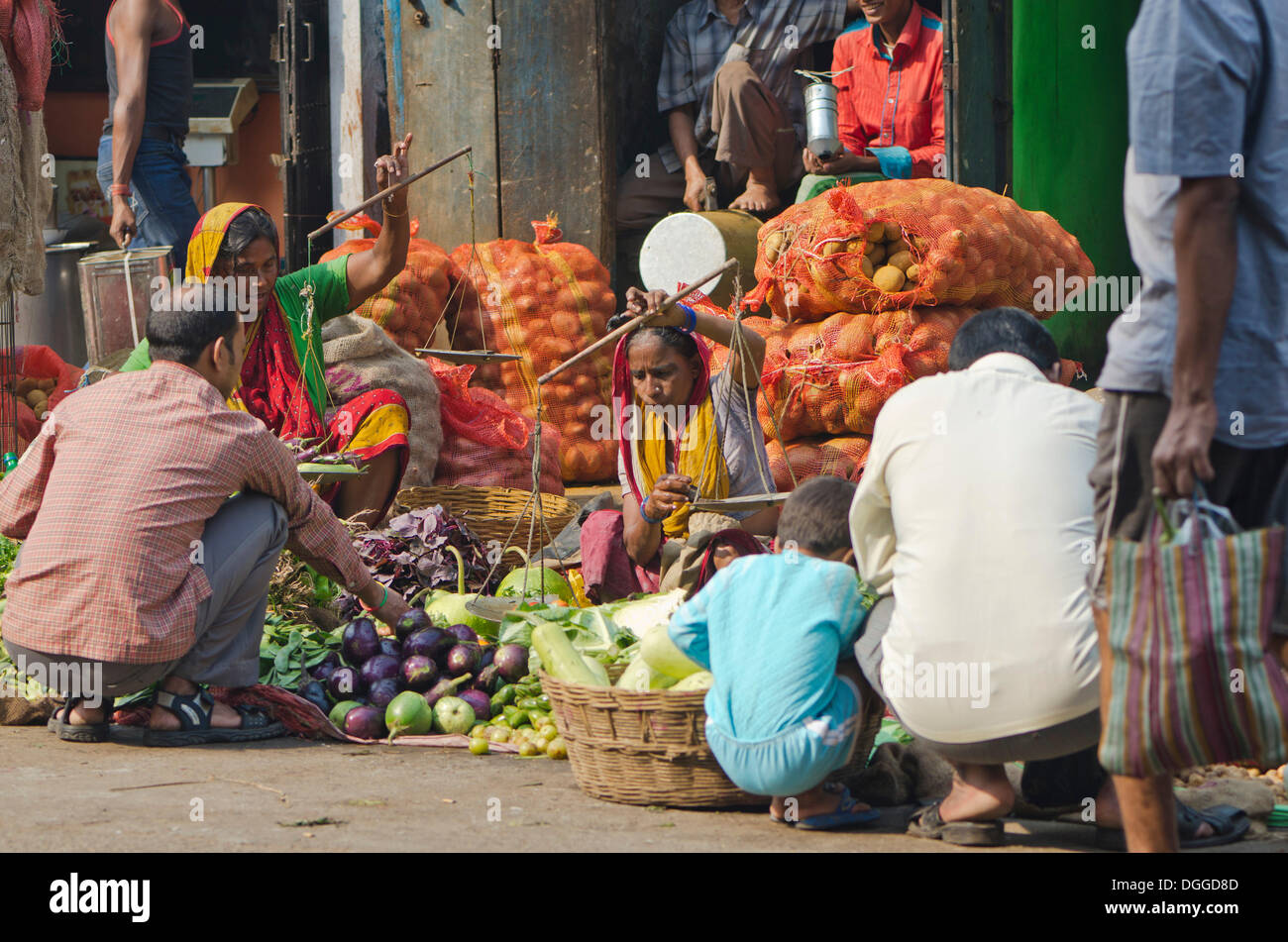 Venditore vegetali nelle strade di Calcutta, India, Asia Foto Stock