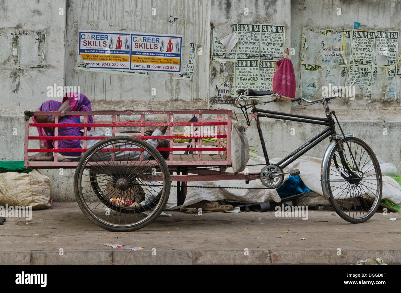 Rikshaw kuli dormire nel retro del suo rickshaw, Calcutta, India, Asia Foto Stock