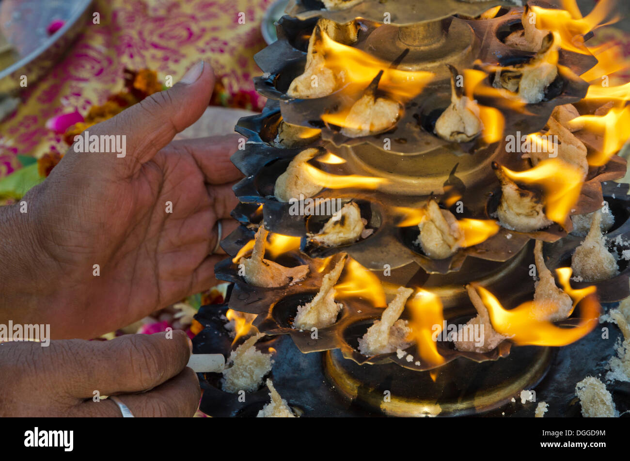 La masterizzazione di un poco di olio lampade, utilizzati per pooja a Sangam, alla confluenza dei fiumi Santo Gange, Yamuna e Saraswati, Allahabad Foto Stock