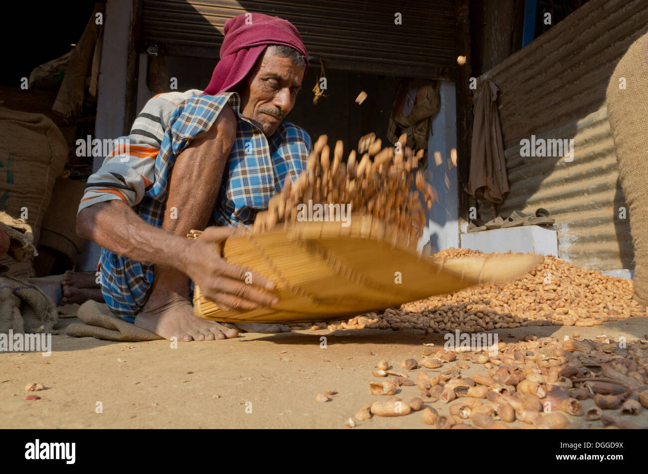 Peanut tostatore al lavoro al mercato di Allahabad, India, Asia Foto Stock
