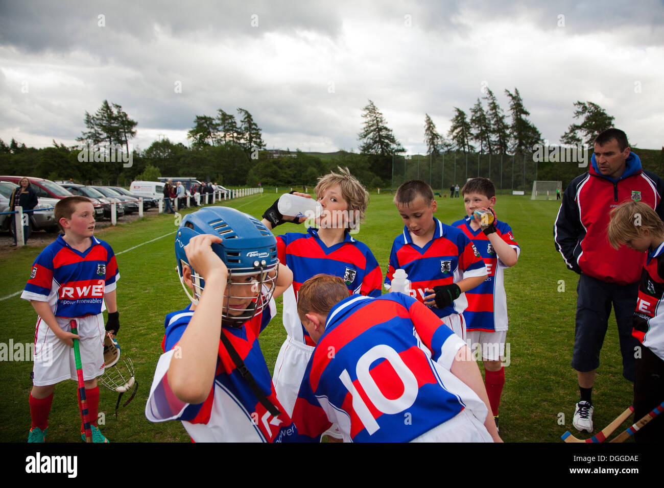 I giocatori del team a Kingussie ottenere pronto per la seconda metà dopo una breve pausa. Foto Stock
