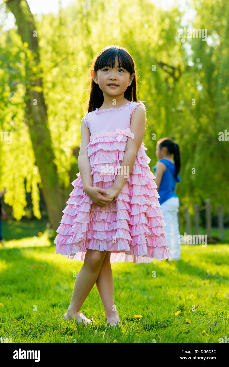 Ragazza indossando frilly abito rosa Foto Stock