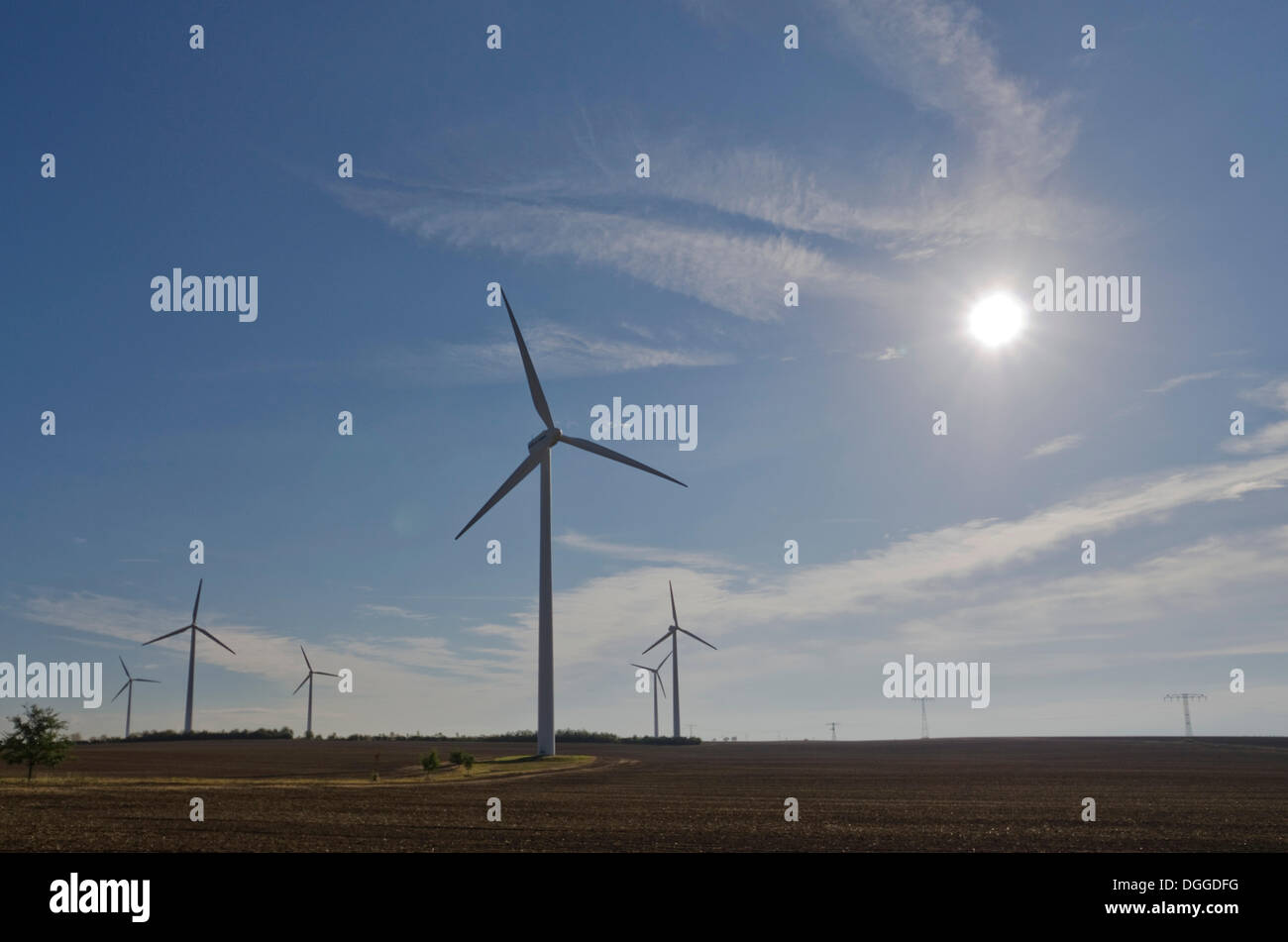 Le turbine eoliche in agricoltura paesaggio, Deutschenbora, Sassonia Foto Stock Le turbine eoliche in agricoltura paesaggio, Deutschenbora, Sassonia Foto Stock