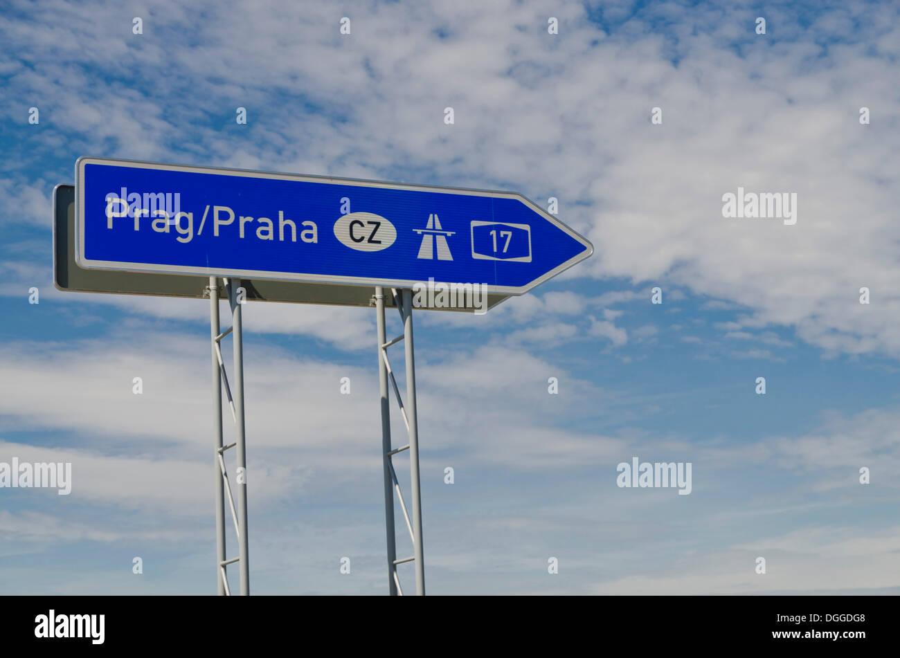 Segno di direzione in direzione di Praga su autostrada A 17, Breitenau, Sassonia Foto Stock
