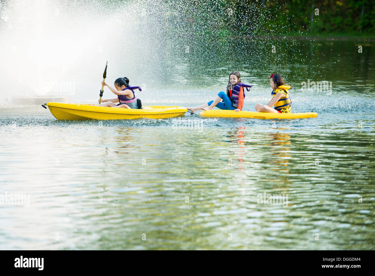 Le ragazze in canoa sul lago Foto Stock