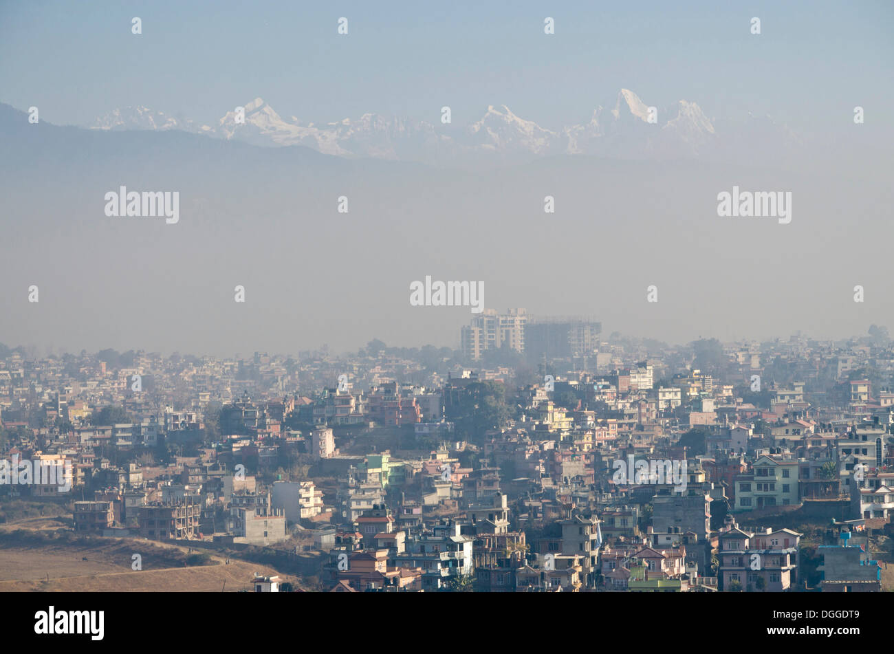 Valle di Kathmandu in smog, montagne innevate sul retro, Valle di Kathmandu, Kathmandu, Distretto di Kathmandu, zona di Bagmati, Nepal Foto Stock