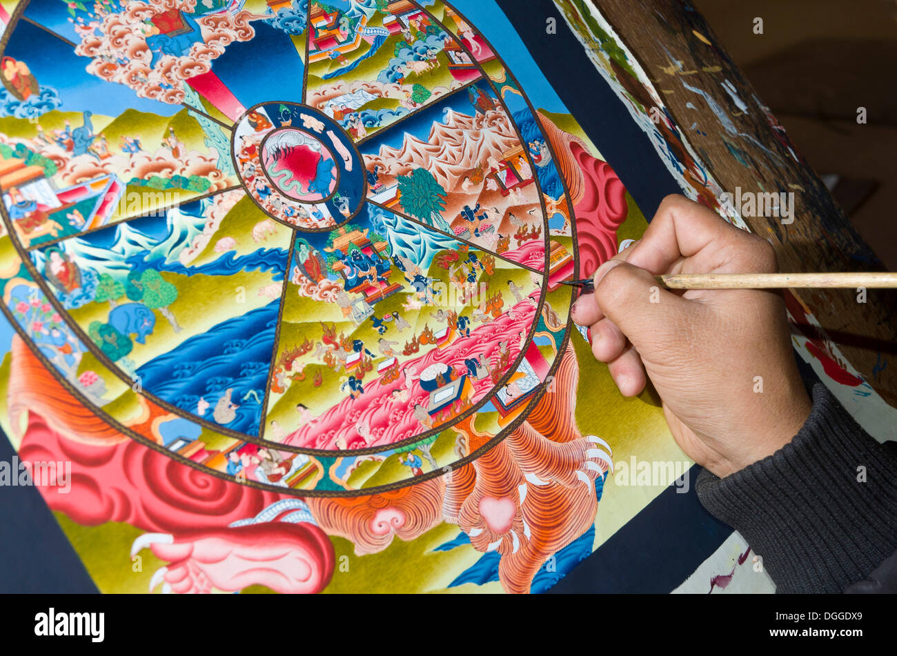 Artista di verniciatura di un Thangka colorati in una delle scuole di arte vicino Boudnath Stupa, Valle di Kathmandu, Kathmandu Foto Stock