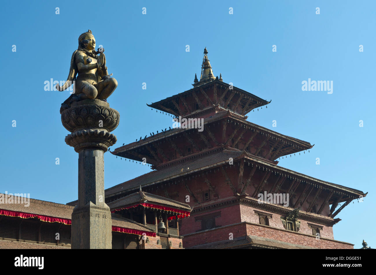 Statua di Garuda su Patan Durbar Square, un tempio sul retro, Patan, Lalitpur District, zona di Bagmati, Nepal Foto Stock Statua di Garuda su Patan Durbar Square, un tempio sul retro, Patan, Lalitpur District, zona di Bagmati, Nepal Foto Stock