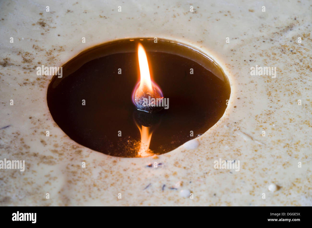 Fiamma ardente all'interno di un grosso butterlamp, Kathmandu, Distretto di Kathmandu, zona di Bagmati, Nepal Foto Stock
