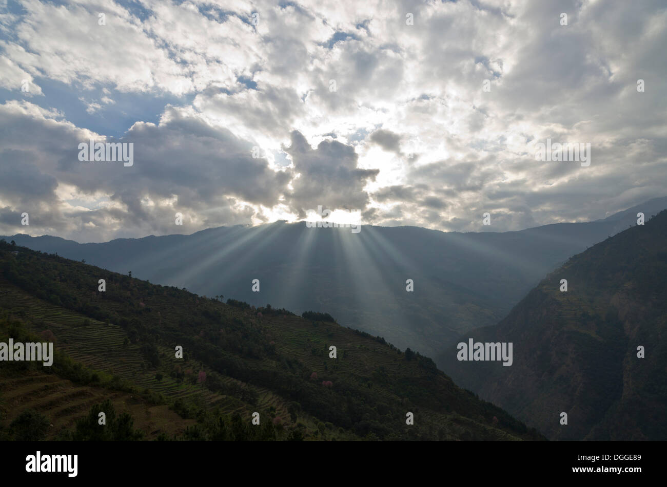 Guardando attraverso il Deku Kola Valley, il sole che tramonta dietro le nuvole drammatico, Kharikhola, Solukhumbu quartiere Zona Sagarmāthā Foto Stock