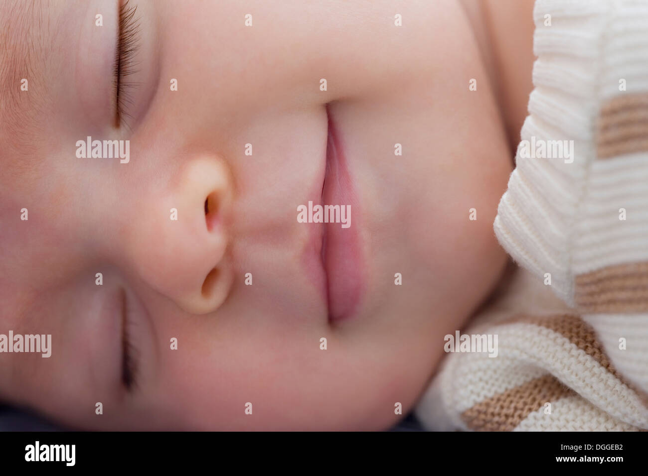 Baby boy dormendo e sorridente, close up Foto Stock