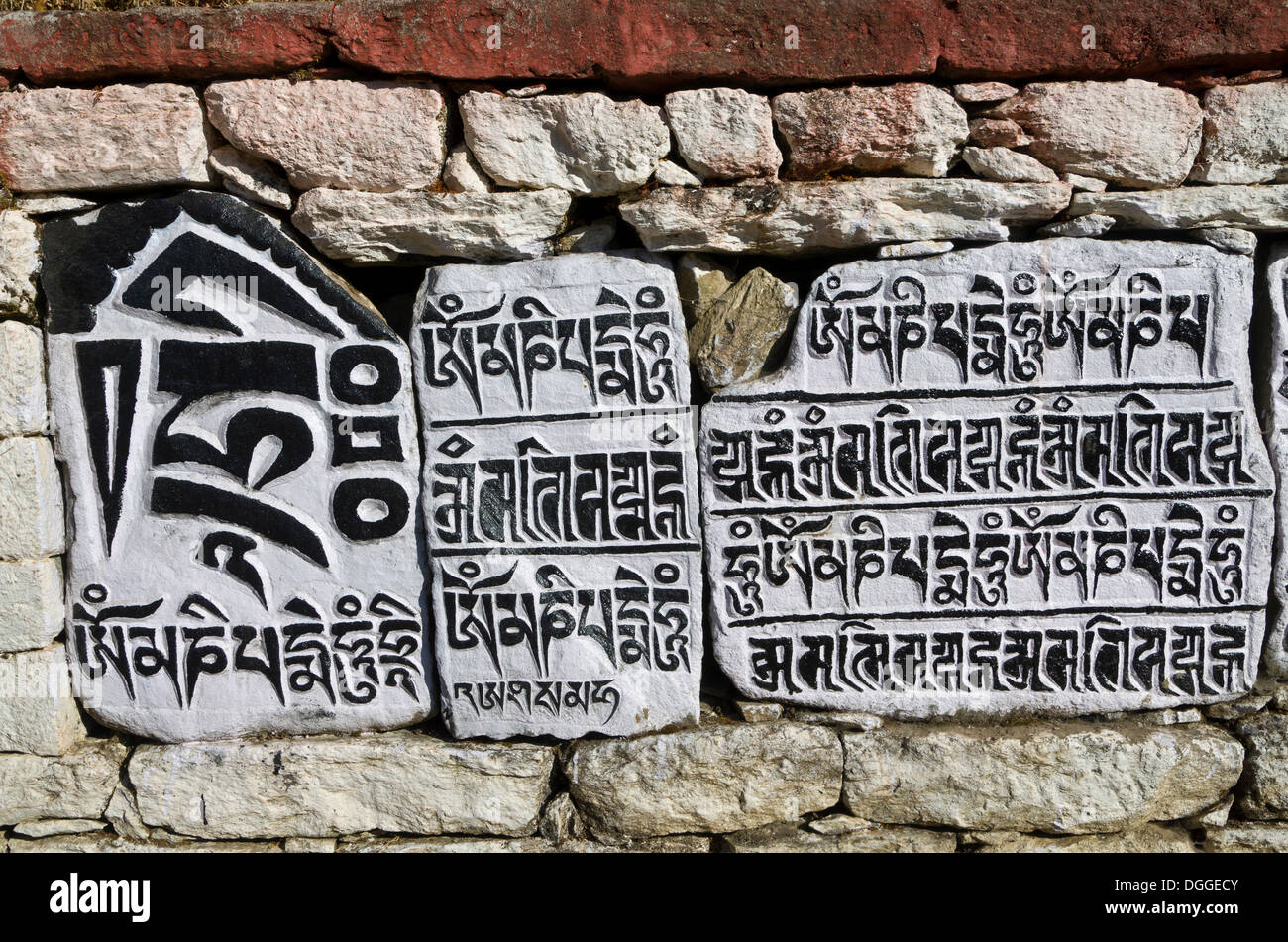 "Om mani padme hum' mantra scolpiti in pietra di piastre, Ghat Nurning, Solukhumbu quartiere Zona Sagarmāthā, Nepal Foto Stock