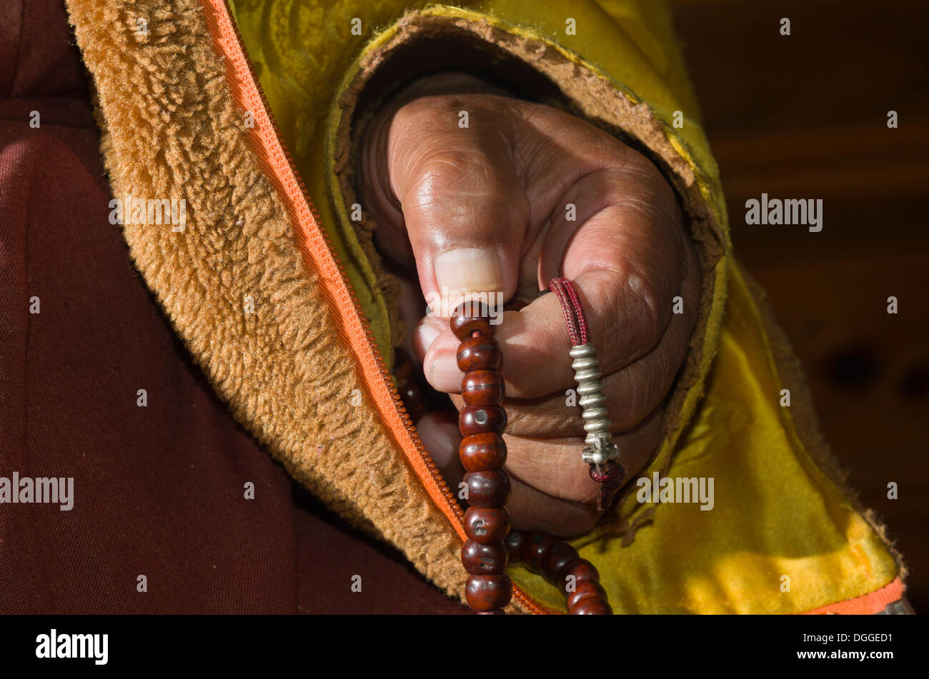 La mano di un monaco, pregando e conteggio delle perle a mala, Ghat Nurning, Solukhumbu quartiere Zona Sagarmāthā, Nepal Foto Stock