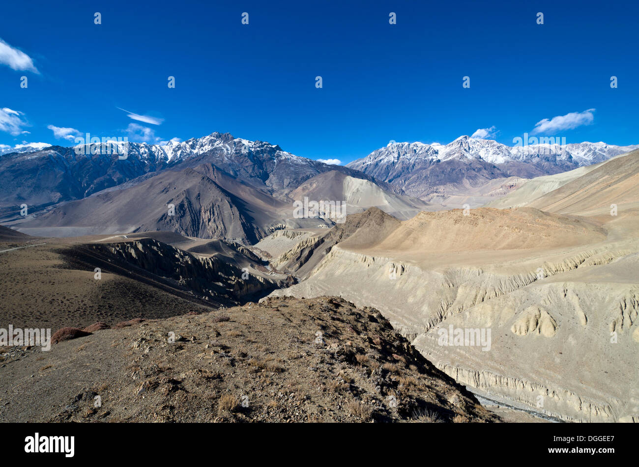 La Kali Ghandaki valle e montagne innevate intorno, visto da di Muktinath, Muktinath, Mustang inferiore, Nepal Foto Stock