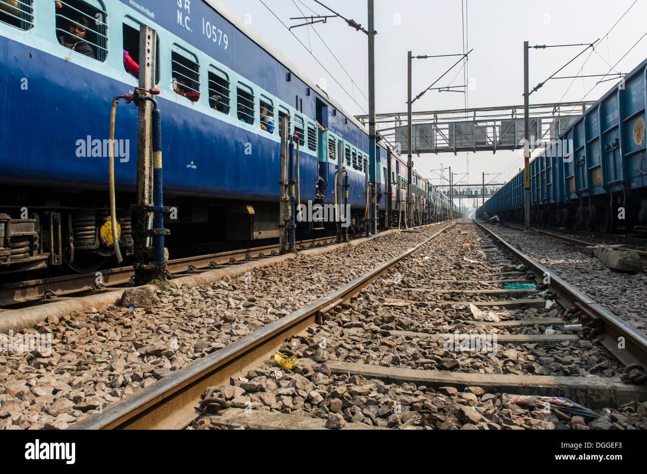 Il binario ferroviario e due treni presso la stazione ferroviaria di Allahabad, Uttar Pradesh, India Foto Stock