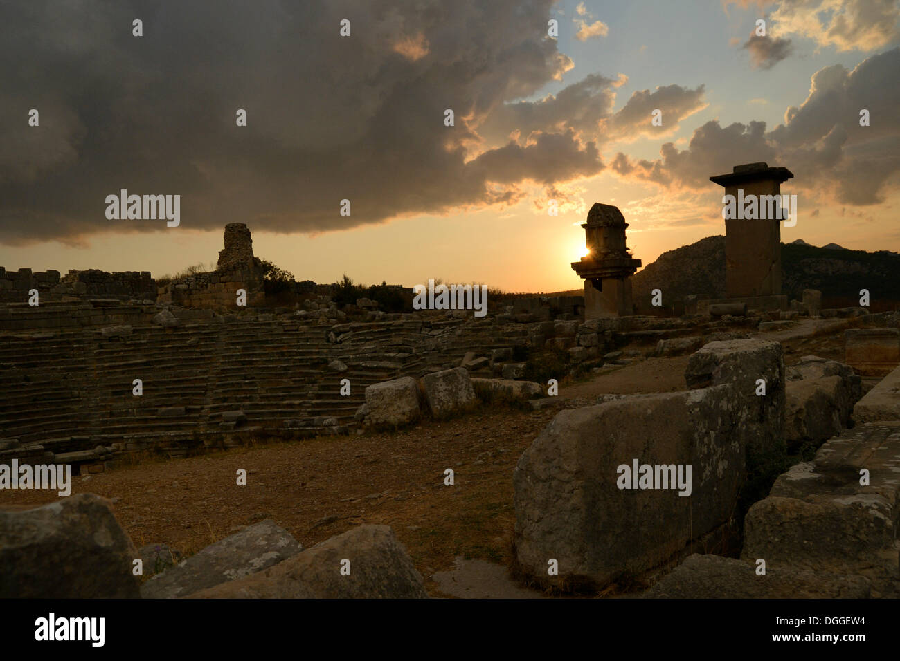 Pilastro Harpyien tombe della antica città di Xanthos al tramonto, Xanthos, Xanthostal, Lykien, Turchia Foto Stock