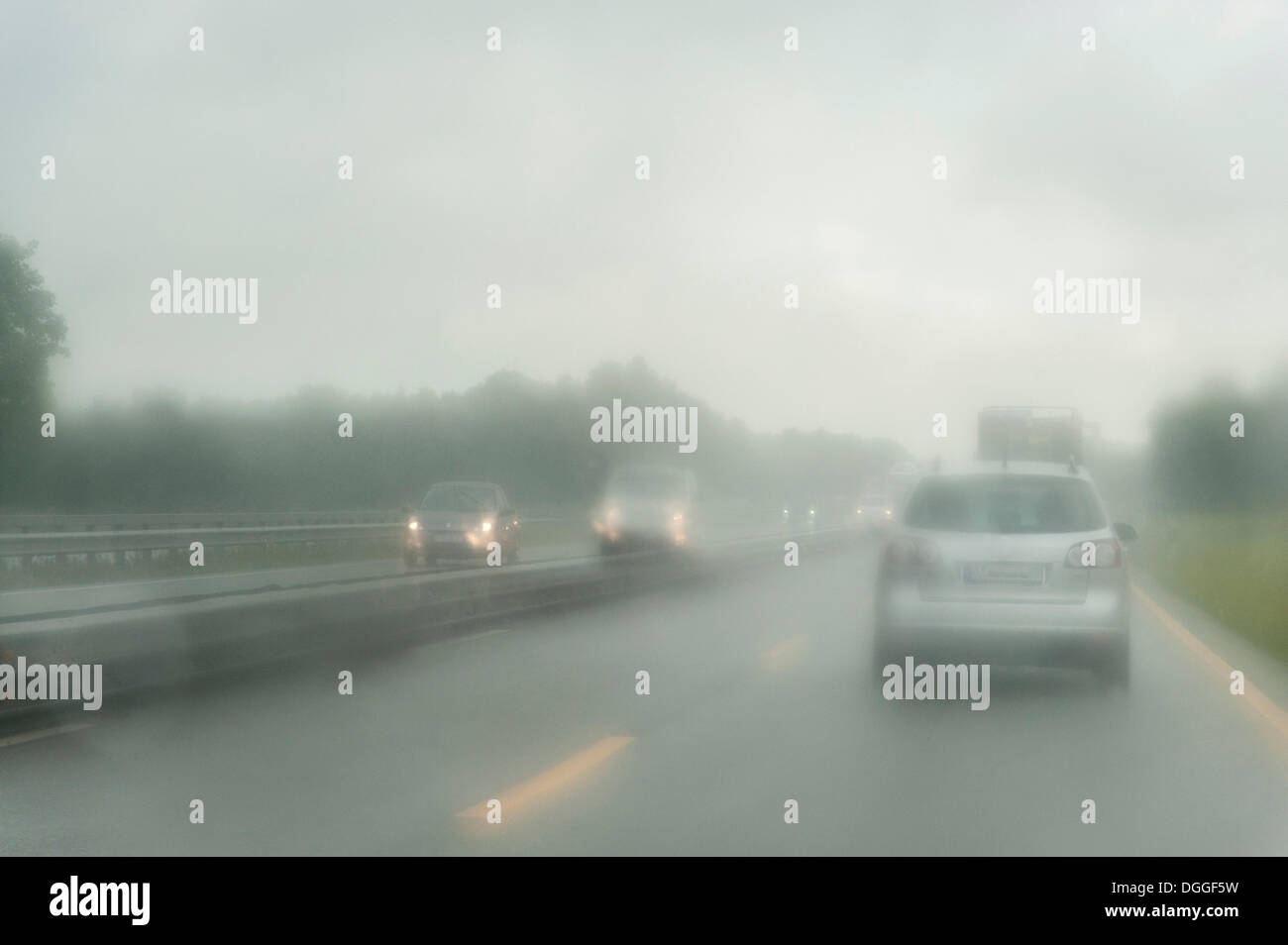 Vista attraverso il parabrezza di un auto guidando su una strada sotto la pioggia, Bassa Sassonia Foto Stock