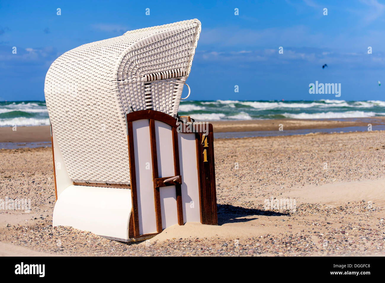 Spiaggia Bianca sedia sulla spiaggia, Warnemuende, Meclemburgo-Pomerania Occidentale Foto Stock