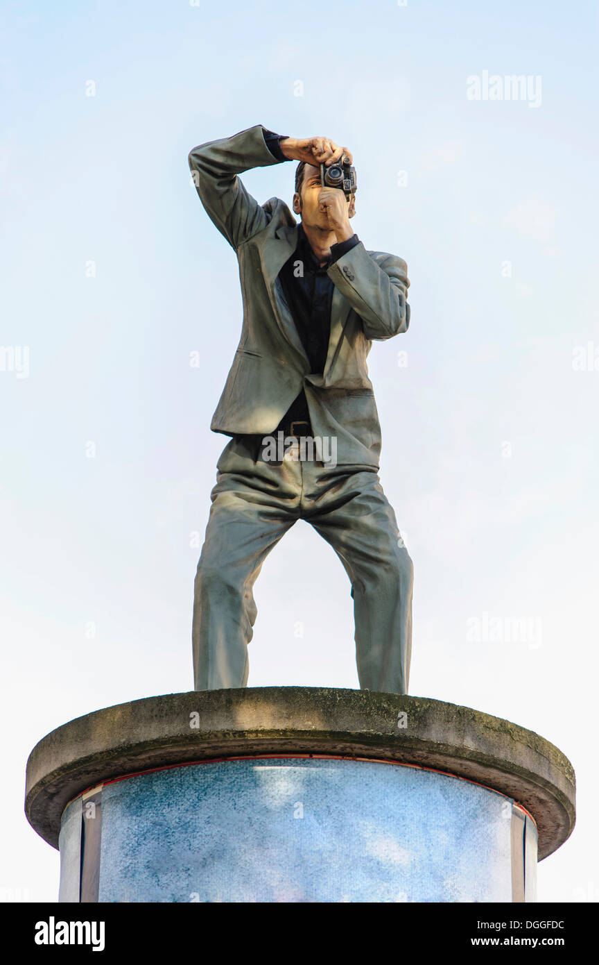 La scultura di un uomo per fotografare in piedi su un colonna di pubblicità, Dusseldorf, Renania settentrionale-Vestfalia Foto Stock