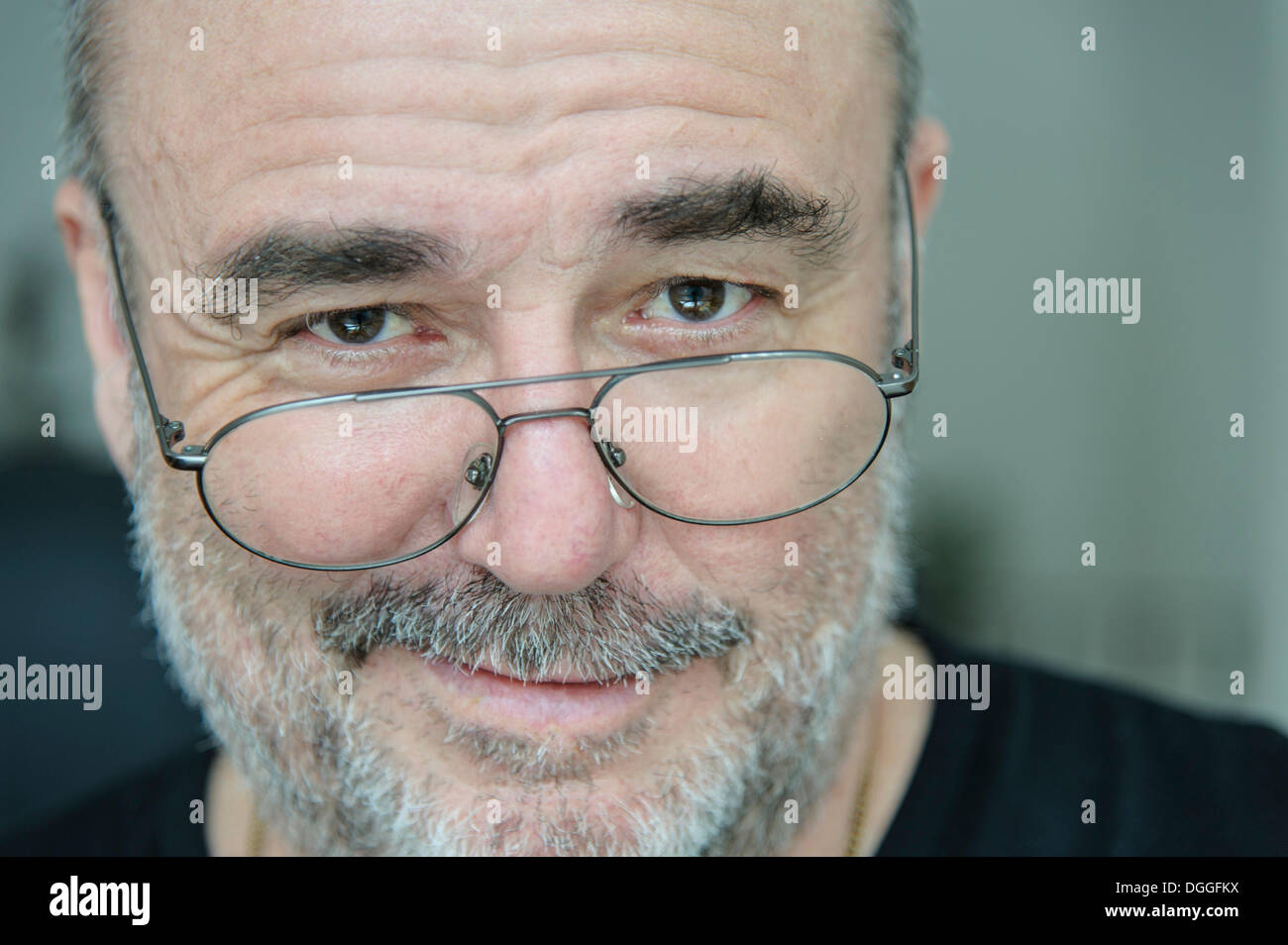 Sorridente uomo anziano guardando sopra i suoi occhiali, ritratto, Grevenbroich, Renania, Renania settentrionale-Vestfalia, Germania Foto Stock