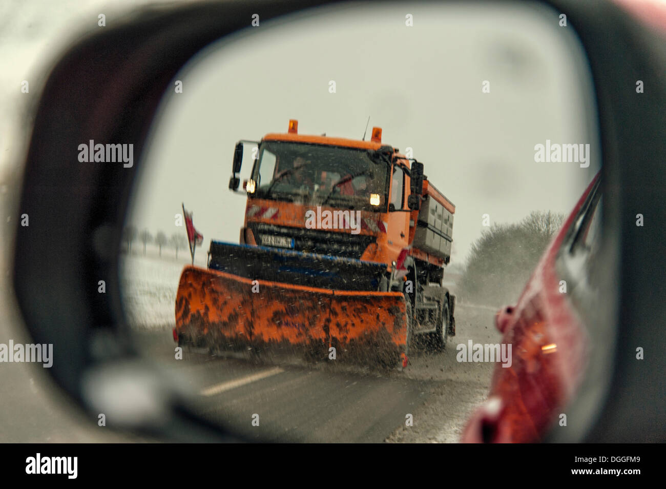 Vista di uno spartineve in un auto è ala specchio, Grevenbroich, Renania, Renania settentrionale-Vestfalia, Germania Foto Stock