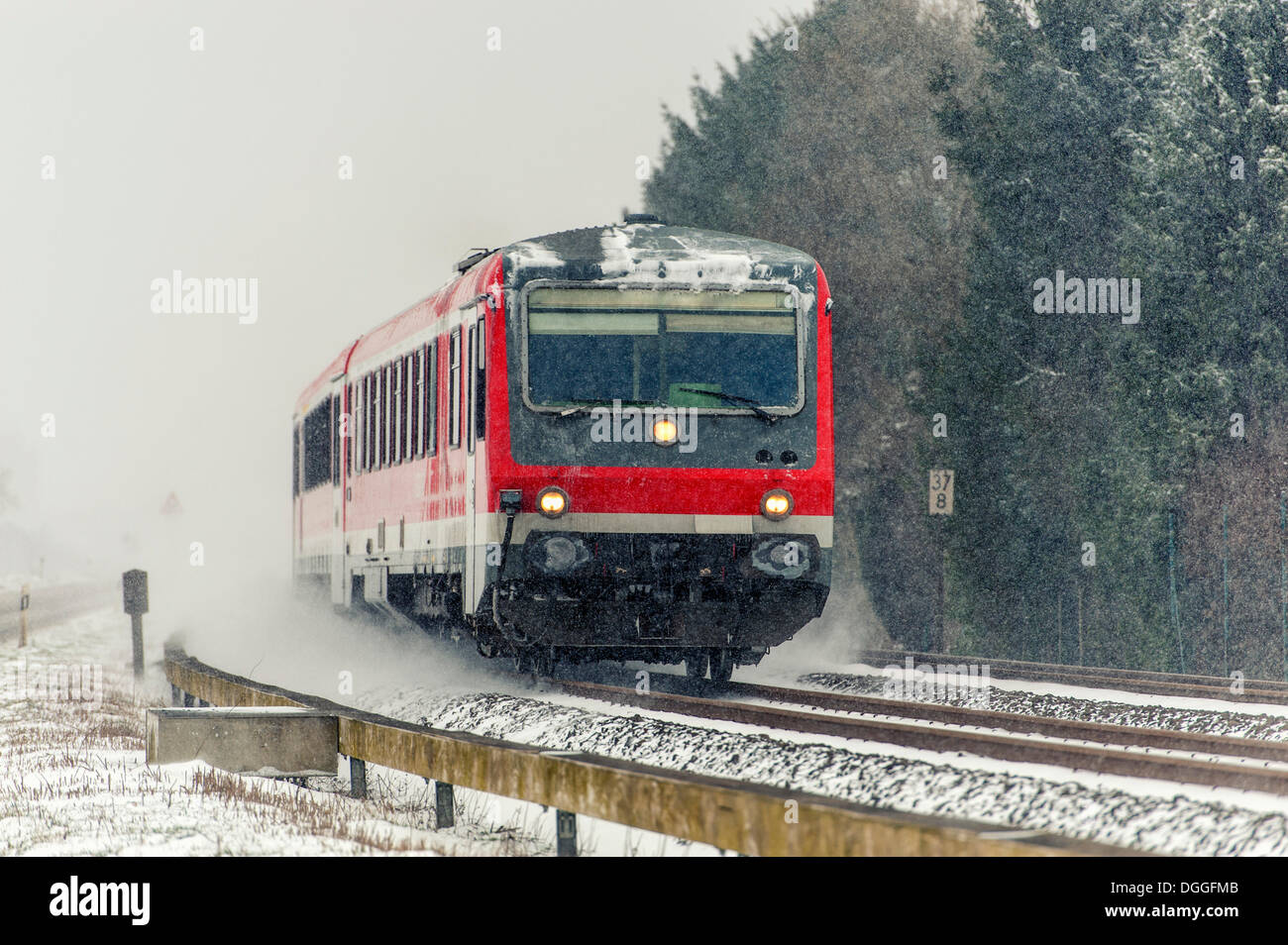 Treni passeggeri in inverno durante la nevicata, Grevenbroich, Renania, Renania settentrionale-Vestfalia, Germania Foto Stock