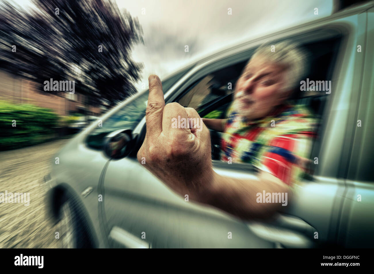 Auto conducente dando il dito, Grevenbroich, Renania, Renania settentrionale-Vestfalia, Germania Foto Stock